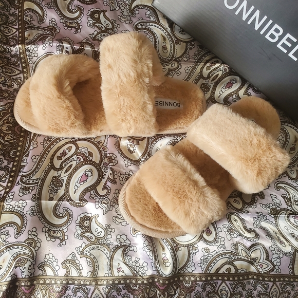 🌟Last one🌟Tan/taupe Fur Slippers - Picture 2 of 3